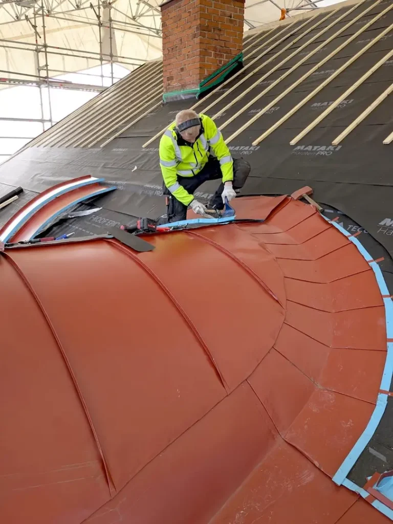 utför takrenovering på bostadsrätt och villor och fastigheter.