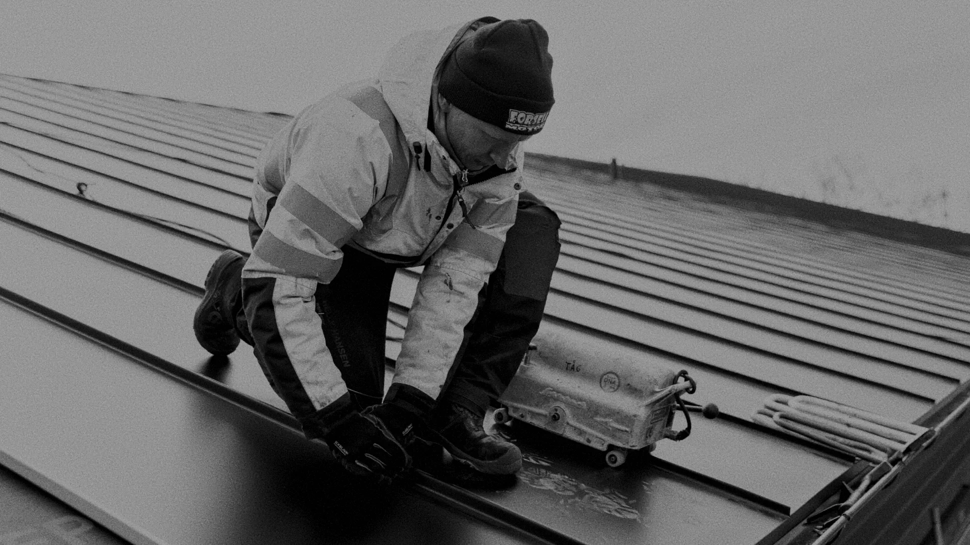 renoverar ett nytt plåttak